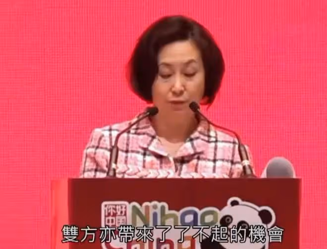 61歲何超瓊出席中泰文化大會,面容略顯疲憊,穿粉衣加分不少