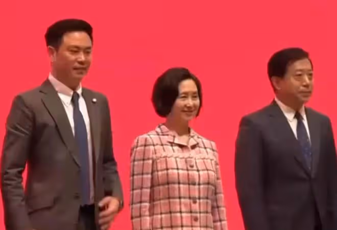 61歲何超瓊出席中泰文化大會,面容略顯疲憊,穿粉衣加分不少