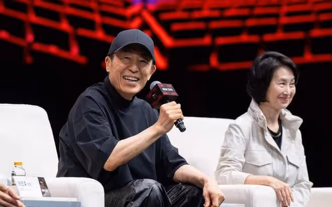 61歲何超瓊出席中泰文化大會,面容略顯疲憊,穿粉衣加分不少