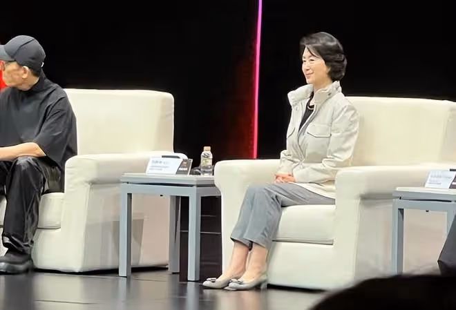 61歲何超瓊出席中泰文化大會,面容略顯疲憊,穿粉衣加分不少