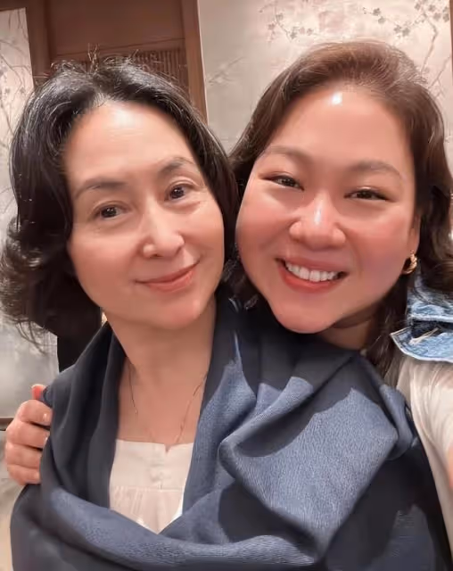 61歲何超瓊出席中泰文化大會,面容略顯疲憊,穿粉衣加分不少