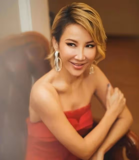 李玟逝世一周年:87歲李媽媽淚目出鏡,甄妮分享和COCO合影