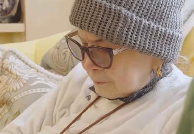 李玟逝世一周年:87歲李媽媽淚目出鏡,甄妮分享和COCO合影