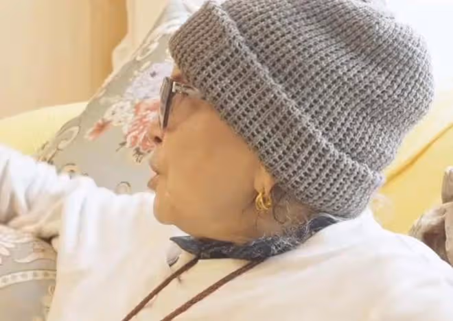 李玟逝世一周年:87歲李媽媽淚目出鏡,甄妮分享和COCO合影
