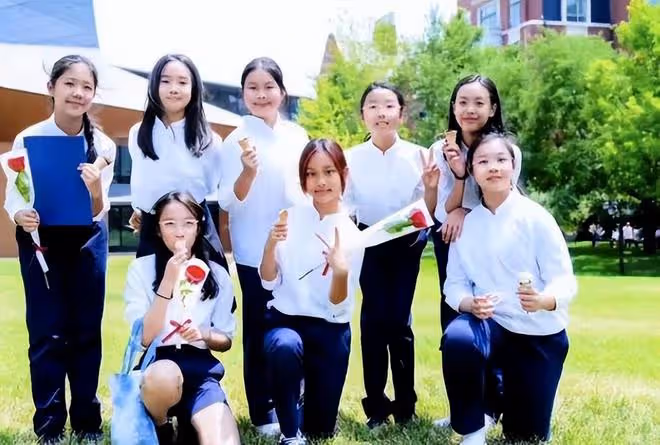 賈乃亮帶甜馨回老家，打扮樸素接地氣，發現被拍後扭頭就走