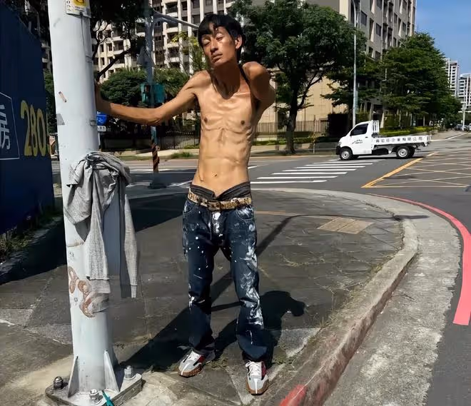 唐治平拿一疊大鈔現身,煙盒隨意扔在地上,四處遊蕩居無定所