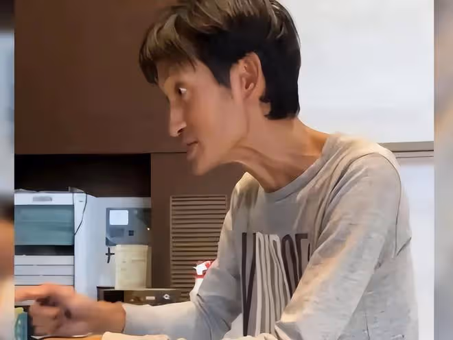 唐治平拿一疊大鈔現身,煙盒隨意扔在地上,四處遊蕩居無定所