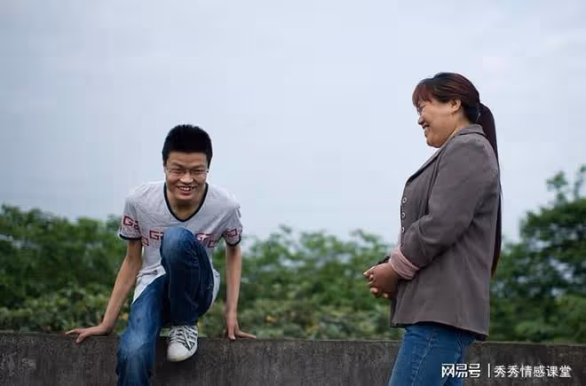 我讀書沒錢,嬸嬸賣掉嫁妝,16年後堂弟結婚,我送一套房