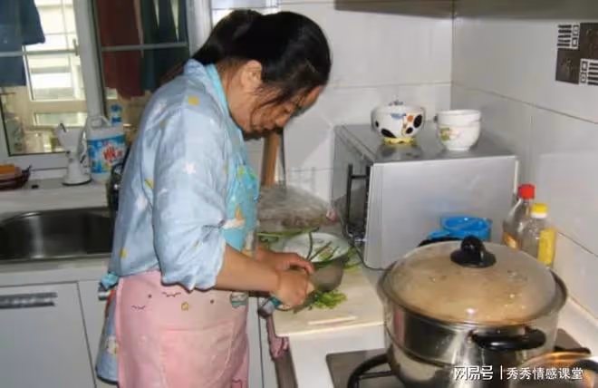 妻子出差，岳母來家裡幫我做飯，一個舉動令我感到十分尷尬