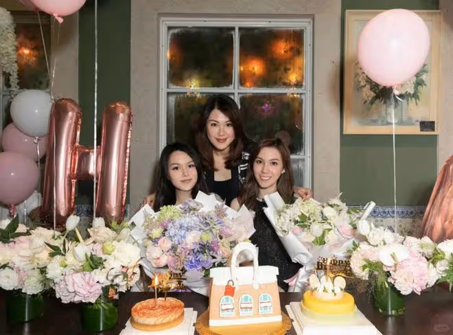 TVB力捧小花與小妹慶生!媽媽氣質出眾,彷佛是三姊妹