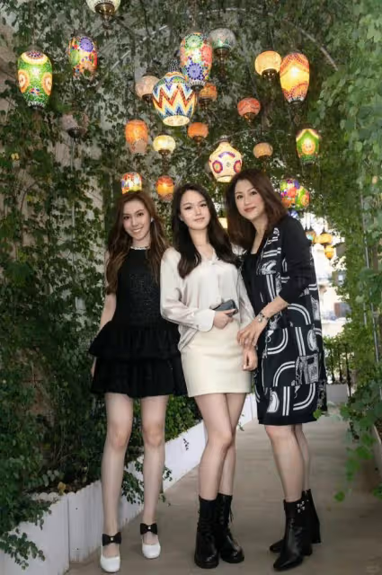 TVB力捧小花與小妹慶生!媽媽氣質出眾,彷佛是三姊妹