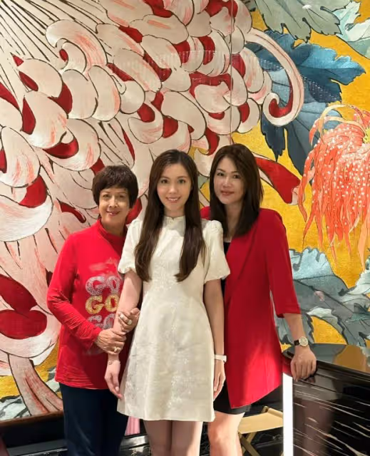 TVB力捧小花與小妹慶生!媽媽氣質出眾,彷佛是三姊妹