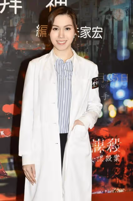 TVB力捧小花與小妹慶生!媽媽氣質出眾,彷佛是三姊妹