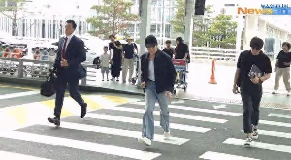 金秀賢出發來台!親切打招呼「轉身收信件」 機場險踉蹌跌倒