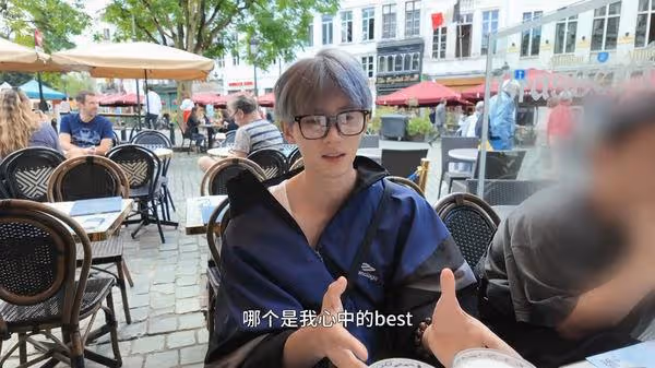 《當我飛奔向你》周翊然染「動漫系銀灰發」 現蹤比利時街頭帥炸