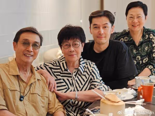 胡歌結婚1年「和老婆同框照」沖熱搜! 夫妻疑現蹤港星聚會緊貼
