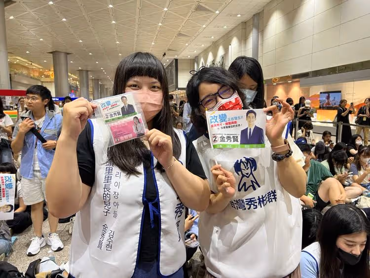 直擊｜200名「台灣秀彬」桃園接金秀賢！不忘帶金智媛競選小物迎「爸爸」