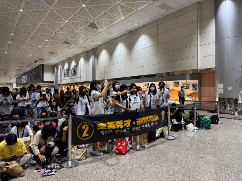 直擊｜200名「台灣秀彬」桃園接金秀賢！不忘帶金智媛競選小物迎「爸爸」