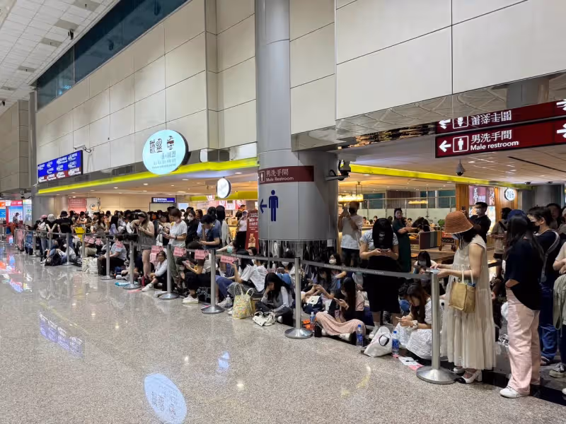 直擊｜200名「台灣秀彬」桃園接金秀賢！不忘帶金智媛競選小物迎「爸爸」