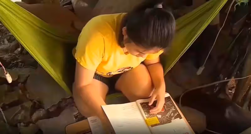 感動全台！15歲貧女沒錢補習，與媽相依為命擠漏水屋，靠苦讀考上第一志願，房東霸氣傳愛心：5年房租全免