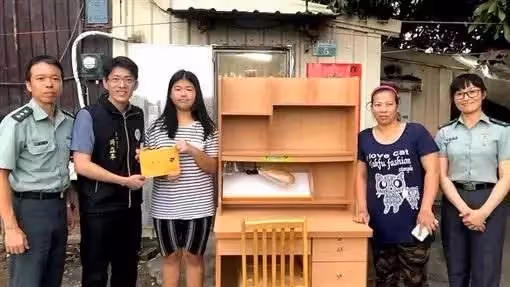 感動全台！15歲貧女沒錢補習，與媽相依為命擠漏水屋，靠苦讀考上第一志願，房東霸氣傳愛心：5年房租全免