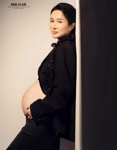 張紀中嬌妻曬四胎孕期寫真,肚大如籮手臂仍纖細,年輕漂亮狀態好