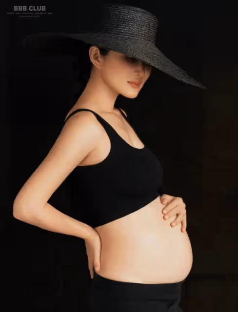 張紀中嬌妻曬四胎孕期寫真,肚大如籮手臂仍纖細,年輕漂亮狀態好