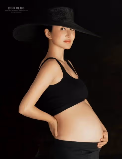 張紀中嬌妻曬四胎孕期寫真,肚大如籮手臂仍纖細,年輕漂亮狀態好