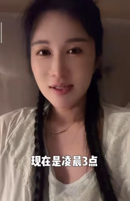 張紀中嬌妻曬四胎孕期寫真,肚大如籮手臂仍纖細,年輕漂亮狀態好