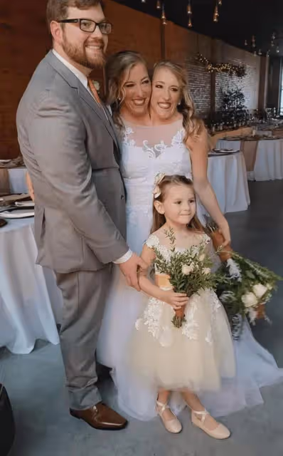 美國「雙頭姐妹」之一已婚,姐妹只有一個下半身,怎麼結婚生子?
