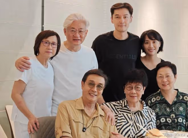 辣眼!胡歌與妻子高清合影首曝光!被嘲長得這麼丑,難怪要藏起來