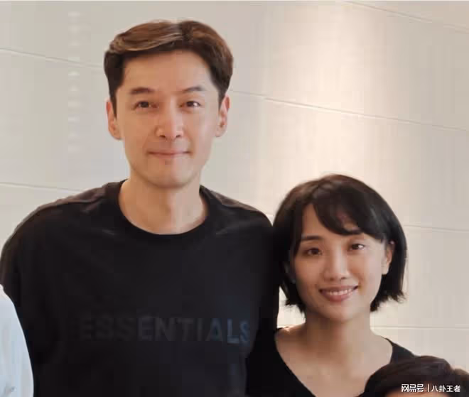醜媳婦藏不住了!胡歌與妻子合影首曝光!長這麼丑,難怪要藏起來