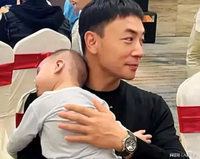 何潔哭暈!分手後釋小龍身價過億,抱兒子參加宴席,妻子身材妖嬈