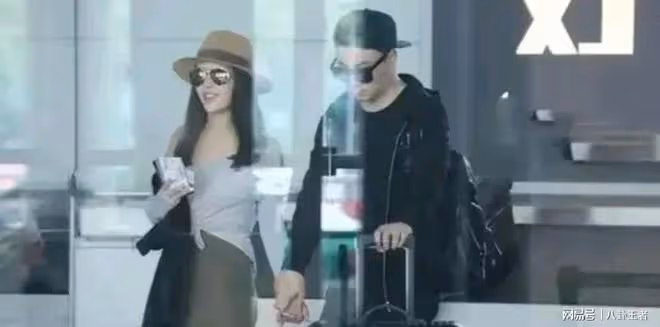 何潔哭暈!分手後釋小龍身價過億,抱兒子參加宴席,妻子身材妖嬈