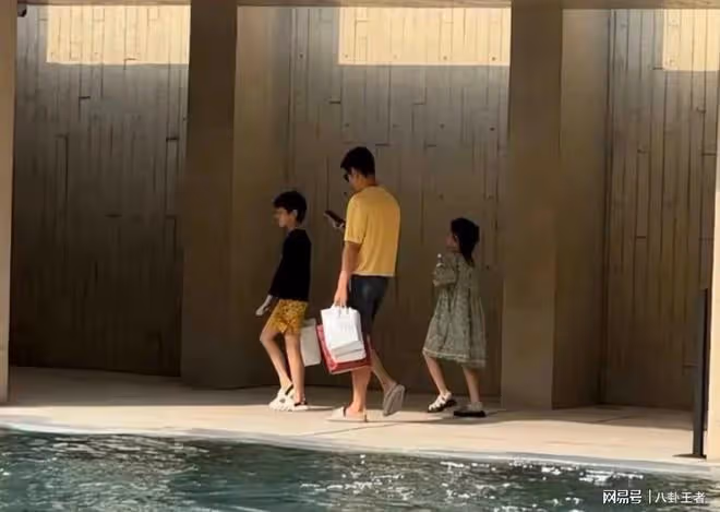 霍思燕公開代孕女兒!嗯哼手機不離手,妹妹蹦蹦跳跳黏身邊超活潑
