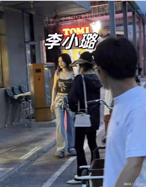 PGone有福了!42歲李小璐近照,穿超短弔帶胸圍暴漲,攝影師看呆