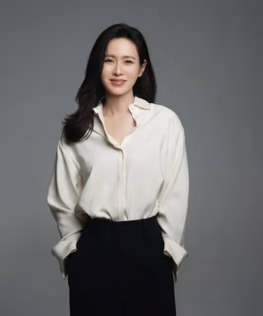 確定是42歲?孫藝珍睽違4年走紅毯身材超頂,完美S曲線果然是女神