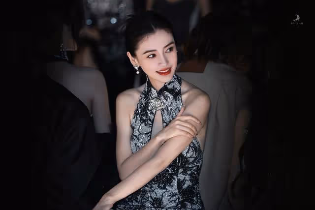 全程陪笑?楊穎轉戰直播間被網紅喊滾!徹底被《跑男》放棄太慘了