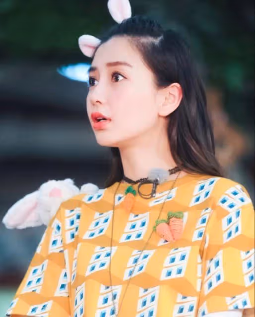 全程陪笑?楊穎轉戰直播間被網紅喊滾!徹底被《跑男》放棄太慘了