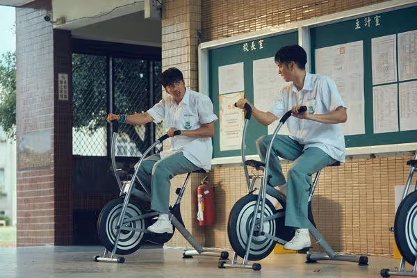 婁峻碩被曹佑寧打到臉歪眼腫! 李沐爆校草「高冷破功」:私下超鏘