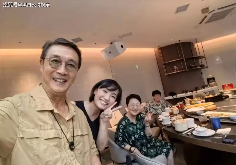 胡歌和妻子同框正面照曝光,女方長相引熱議,最萌身高差好般配