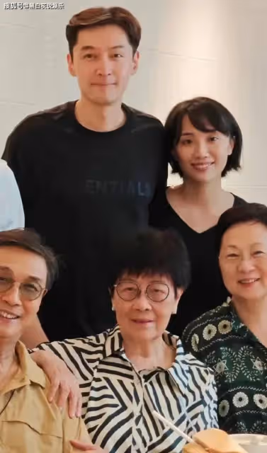 胡歌和妻子同框正面照曝光,女方長相引熱議,最萌身高差好般配