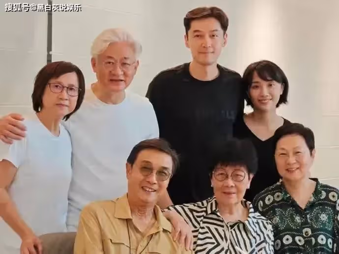 胡歌和妻子同框正面照曝光,女方長相引熱議,最萌身高差好般配