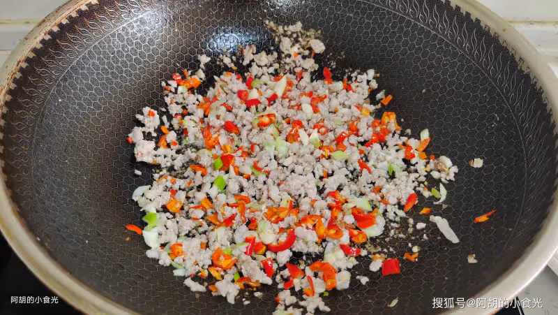 豆腐遇到它,才知道什麼是絕配!一炒一燜盡享好味,一口引爆食慾、超下飯