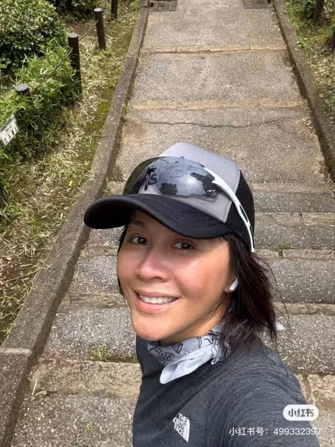 劉嘉玲最新日本素顏照曝光，梁朝偉自曝旅居日本已有三十年