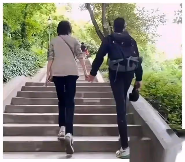 劉嘉玲最新日本素顏照曝光，梁朝偉自曝旅居日本已有三十年