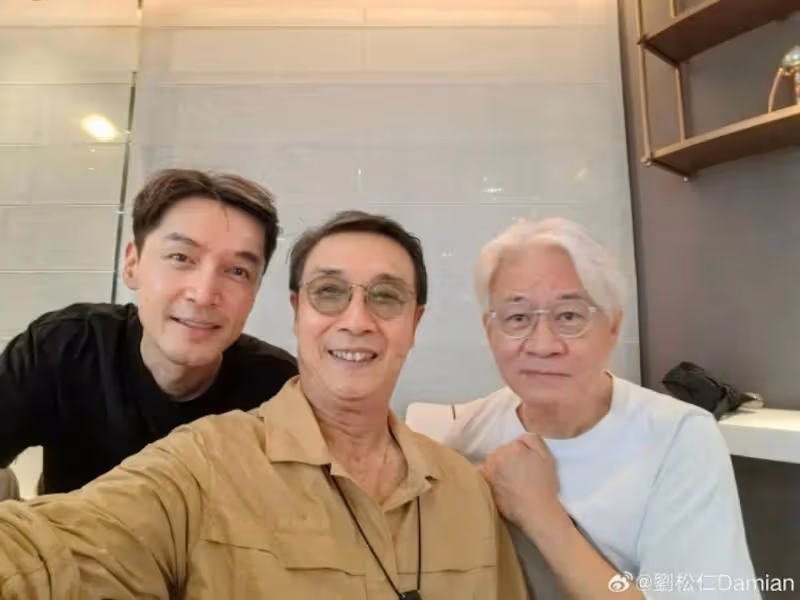 TVB老戲骨意外曝光胡歌老婆素顏照，兩人情侶裝出鏡，表現相當甜蜜