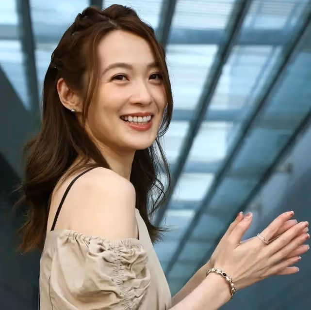 TVB力捧花旦曾是選美七料冠軍，出版漫畫書，成為上位神速的才女