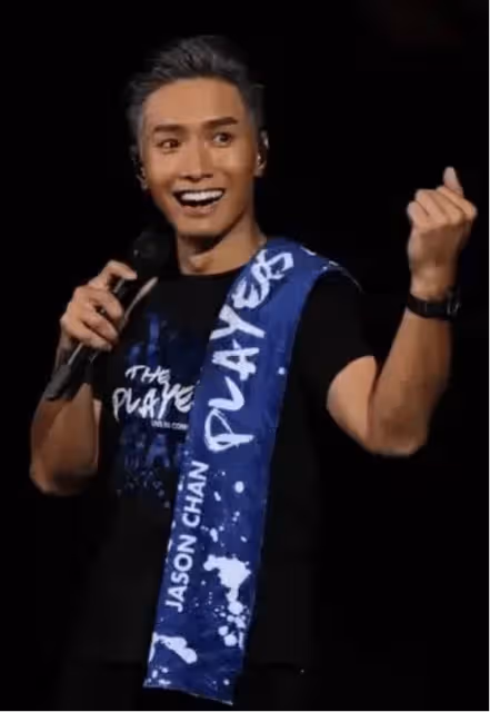 香港知名歌手,被譽為「翻版李克勤」,低調慶祝結婚7周年,老婆曾二度流產