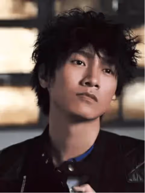 香港知名歌手,被譽為「翻版李克勤」,低調慶祝結婚7周年,老婆曾二度流產